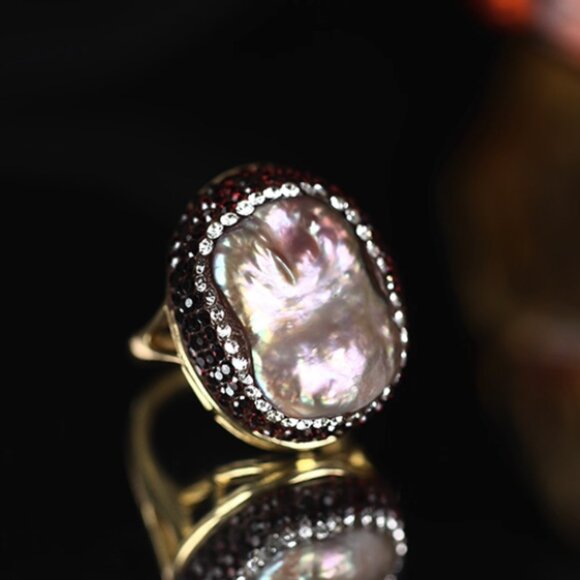 🌿 UNIQUE & CHIC! Irregular Pearl Ring with Reddish Crystal Accents - Adjustable - Picture 2 of 5